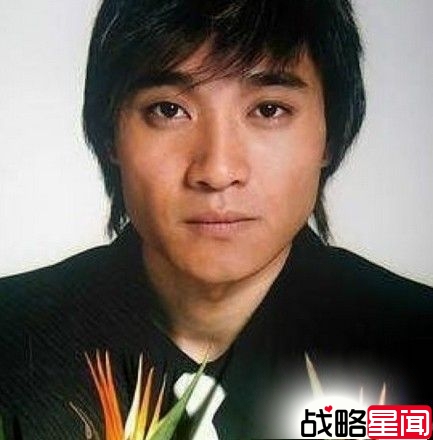 霍启刚险被货车撞倒 郭晶晶救夫拽回路边