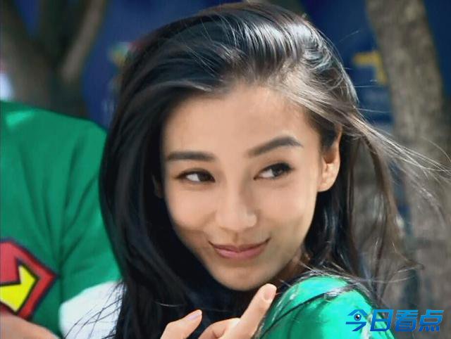 Angelababy弟弟首曝光 与姐姐合影颜值爆表