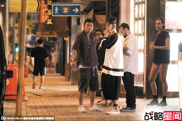 陈冠希夜半蹲坐街头煲烟 身戴佛链连升老板运 