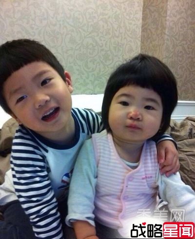 大S抱女儿晒太阳像宿醉肥婆 抱怨小S太渣