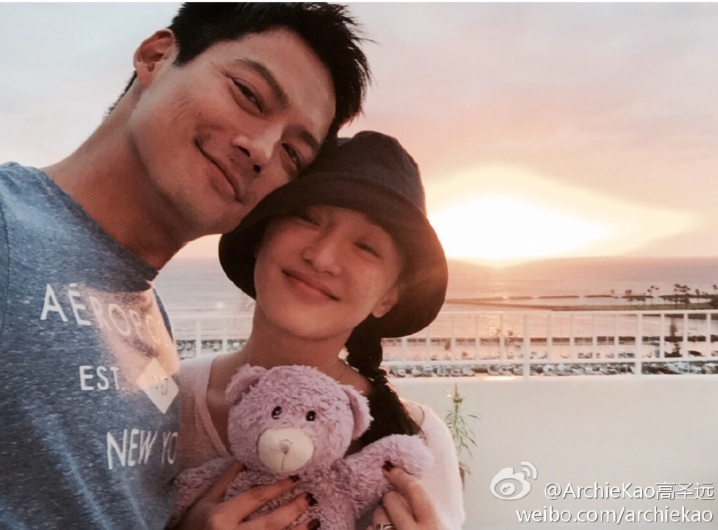 高圣远周迅甜蜜合影曝光 第三者呆萌入境