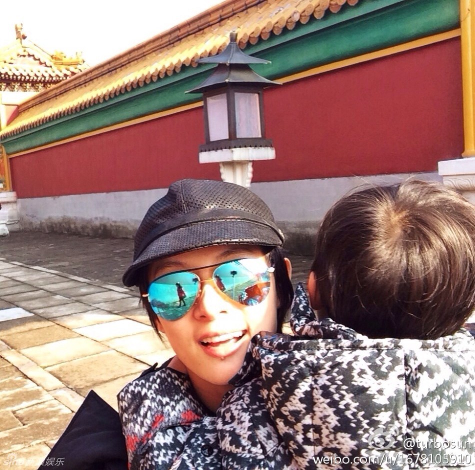 孙俪带等等游甄嬛拍摄地 皇太子入宫撒欢