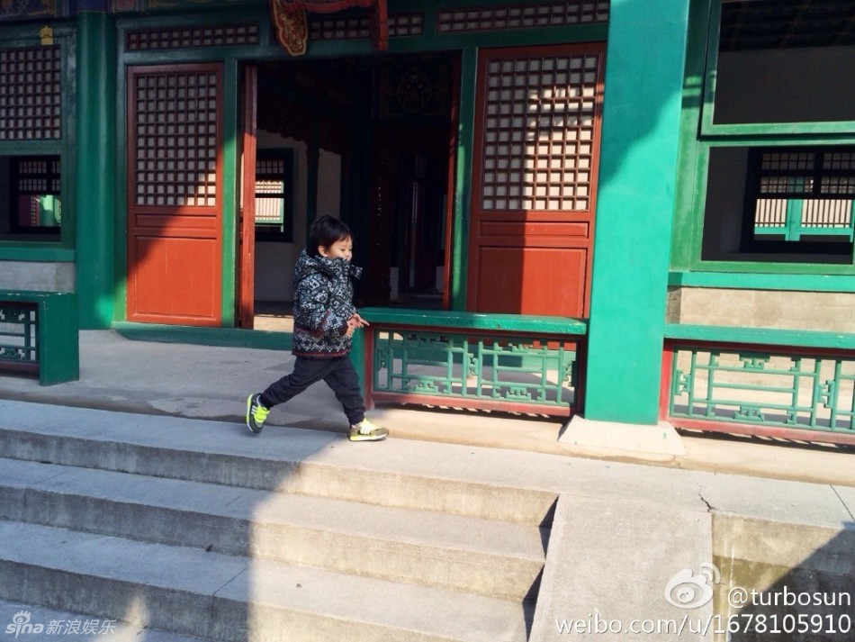孙俪带等等游甄嬛拍摄地 皇太子入宫撒欢
