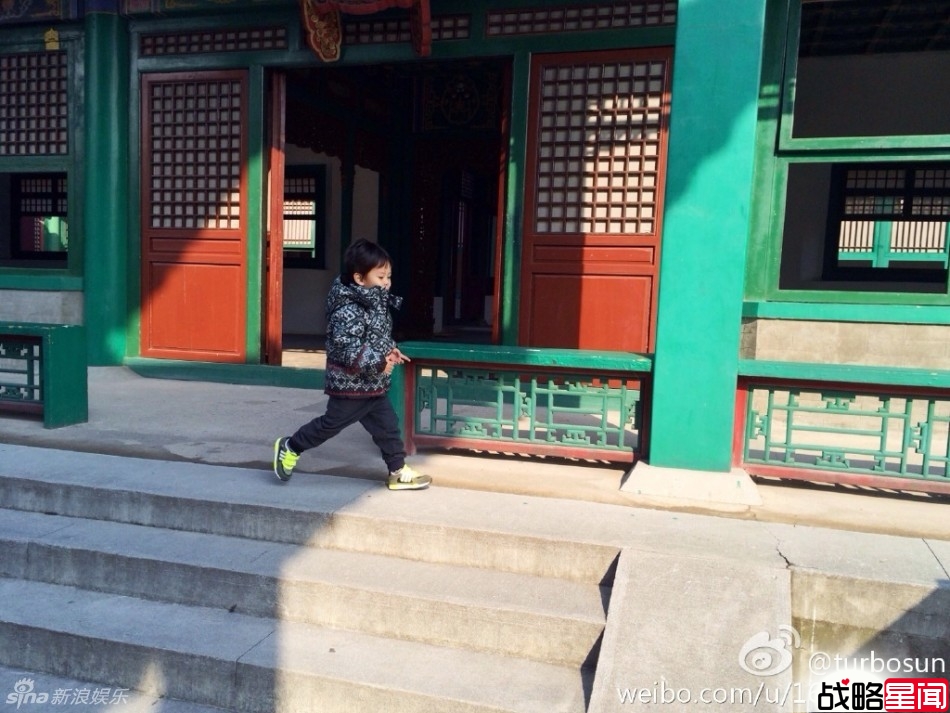 孙俪带等等游甄嬛拍摄地 皇太子入宫撒欢