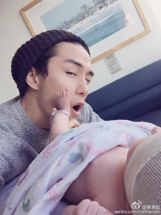 戚薇美国产下女儿Lucky 李承铉喜当爹