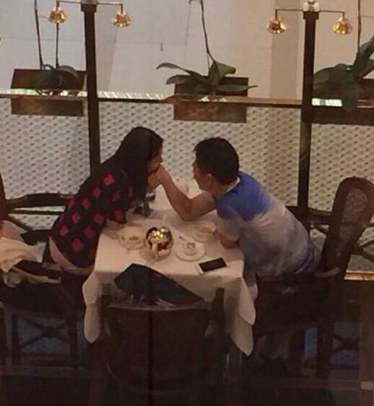 奶茶妹妹刘强东旁若无人秀恩爱 亲密托脸