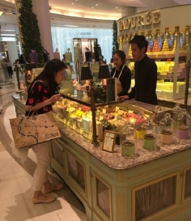 奶茶妹妹刘强东旁若无人秀恩爱 亲密托脸