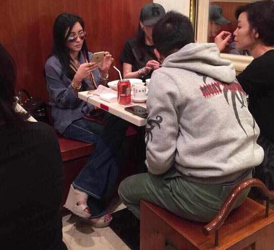 张柏芝聚餐忙与儿子视频 单身妈妈好心塞
