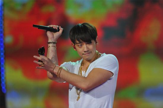 Rain“土豪金”装扮录安徽春晚 自带舞团架势足