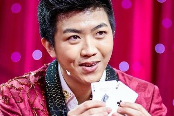 春晚魔术师回应穿帮：贾玲是托儿？朱迅递牌？