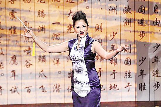 《国色天香》瞿颖学豫剧 穿旗袍显“膀大腰圆”