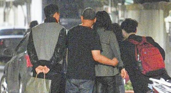 赵薇台北与友聚餐热聊 酒后任男友人搂腰合影