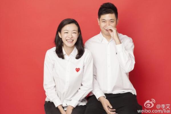 李艾微博晒与老公亲甜蜜吻照：我是人妻啦